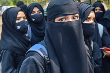 ஹிஜாப் சரிவர அணியாத மாணவிகளின் பாதி தலையை மொட்டை அடித்த ஆசிரியர்