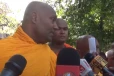 උණුසුම් තත්ත්වයක්.. ඥානසාර හිමියන්ගේ චීවරය ඉවත් කිරීම ගැන අදහස් දක්වන්න ආ සිරි සමන්තභද්‍ර හිමියන් නිසා සමාජ මාධ්‍ය කැළඹෙයි [VIDEOS]