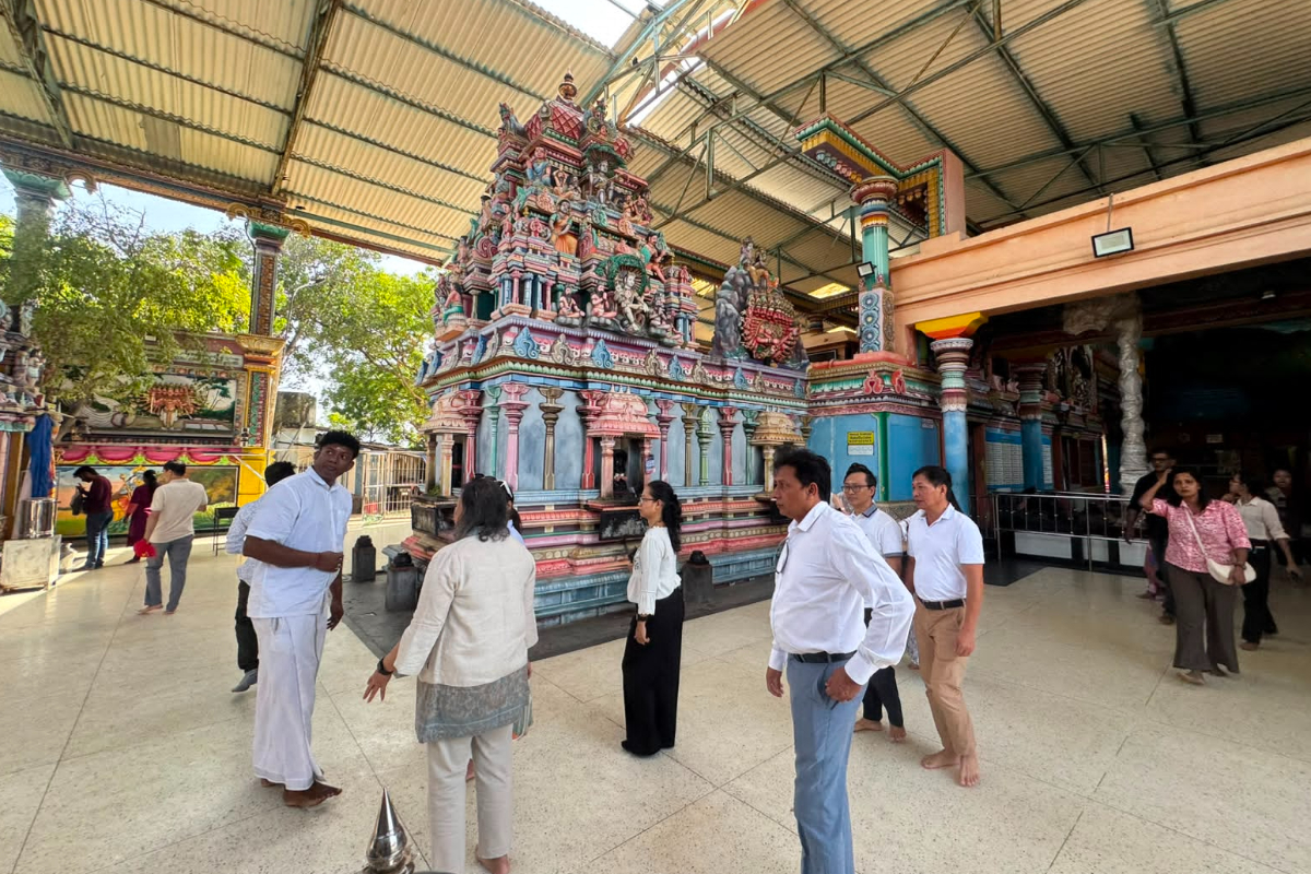 இலங்கை வந்த இராஜதந்திரிகள் திருக்கோணேஸ்வர ஆலயத்தில் ஆலயத்தில் விசேட வழிபாடு | Diplomats Perform Special Prayers