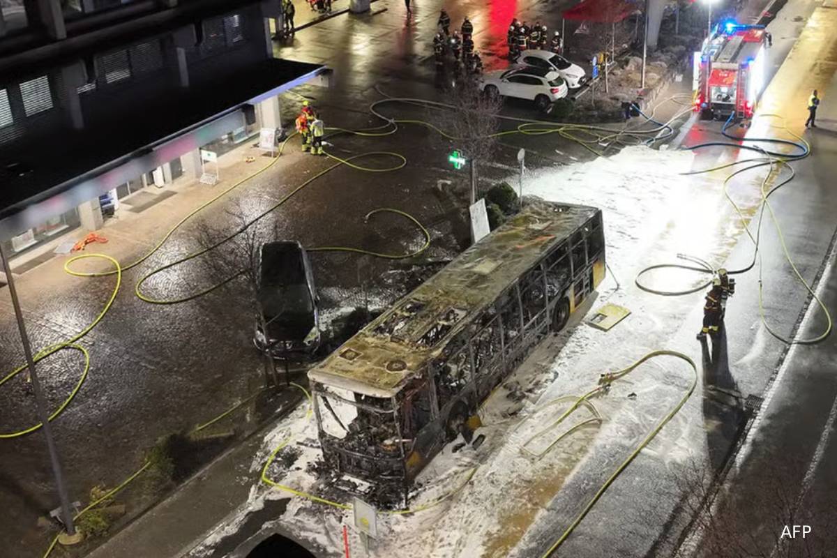 சுவிட்சர்லாந்தில் பேருந்தில் நிகழ்ந்த பயங்கரம்: ஆறு பேர் பலி | 6 Dies In Swiss Bus Fire Incident