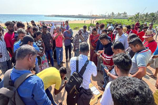 காலிமுகத்திடலில் பதற்ற நிலை ; மின்கம்பத்தில் ஏறி ஒருவன் போராட்டம் | The Person Who Caused A Stir In Galle Face