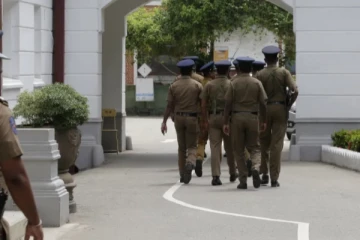 உடன் அமுலுக்கு வரும் வகையில் 32 பொலிஸ் அதிகாரிகள் இடமாற்றம்