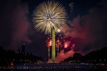 அமெரிக்காவில் இரவை பகலாக மாற்றிய சுதந்திர தின விழா!