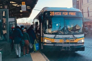 இலவச பேருந்துகளை இயக்கும் கனேடிய நகரம்