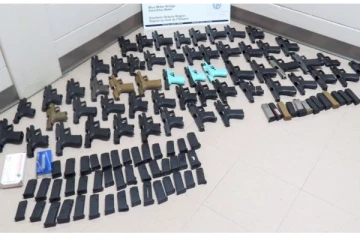 கனடாவுக்குள் 50க்கும் அதிகமான தூப்பாக்கிகளுடன் நுழைய முயன்ற பெண் கைது!