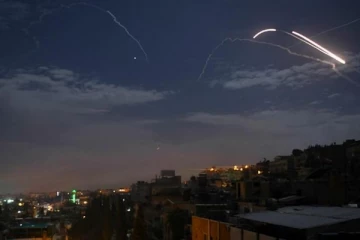 பேரழிவினால் பாதித்த சிரியா மீது கொடூரத்தை காட்டிய இஸ்ரேல்! ஐவர் பலியான சோகம்