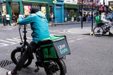 உணவு டெலிவரி செய்யும் புகலிடக்கோரிக்கையாளர்கள்: பிரித்தானியா அதிரடி நடவடிக்கை