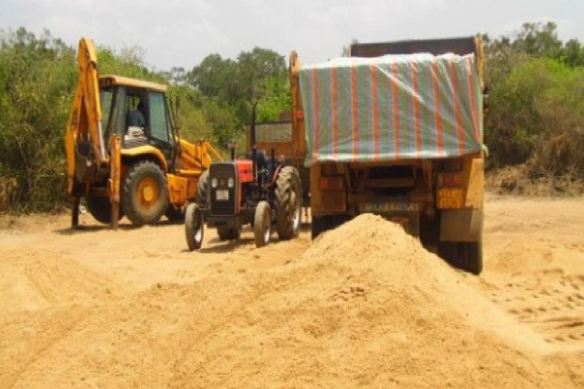 சட்டவிரோத மணல் அகழ்வை தடுக்க முற்பட்டவர் மீது தாக்குதல் - ஊடகவியலாளருக்கும் கொலை அச்சுறுத்தல் | Journalist Also Receives Death Threat
