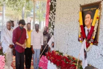 மறைந்த நடிகர் புனித் ராஜ்குமாருக்கு தளபதி விஜய் அஞ்சலி - வைரல் புகைப்படம்