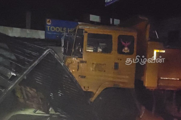 முச்சக்கர வண்டியை முட்டிமோதி கடைத் தொகுதிக்குள் புகுந்த டிப்பர் வாகனம் | A Tipper Truck Rammed Into A Shopping Complex