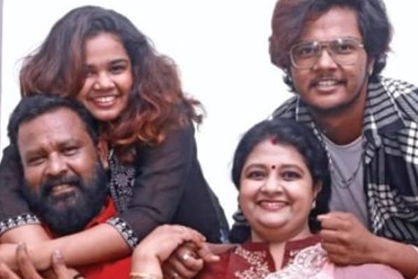 சிறகடிக்க ஆசை சீரியலில் அம்மாவாக நடிக்கும் விஜயாவின் உண்மையான குடும்ப புகைப்படம், இதோ | Siragadikka Aasai Serial Vijaya Real Family Photo