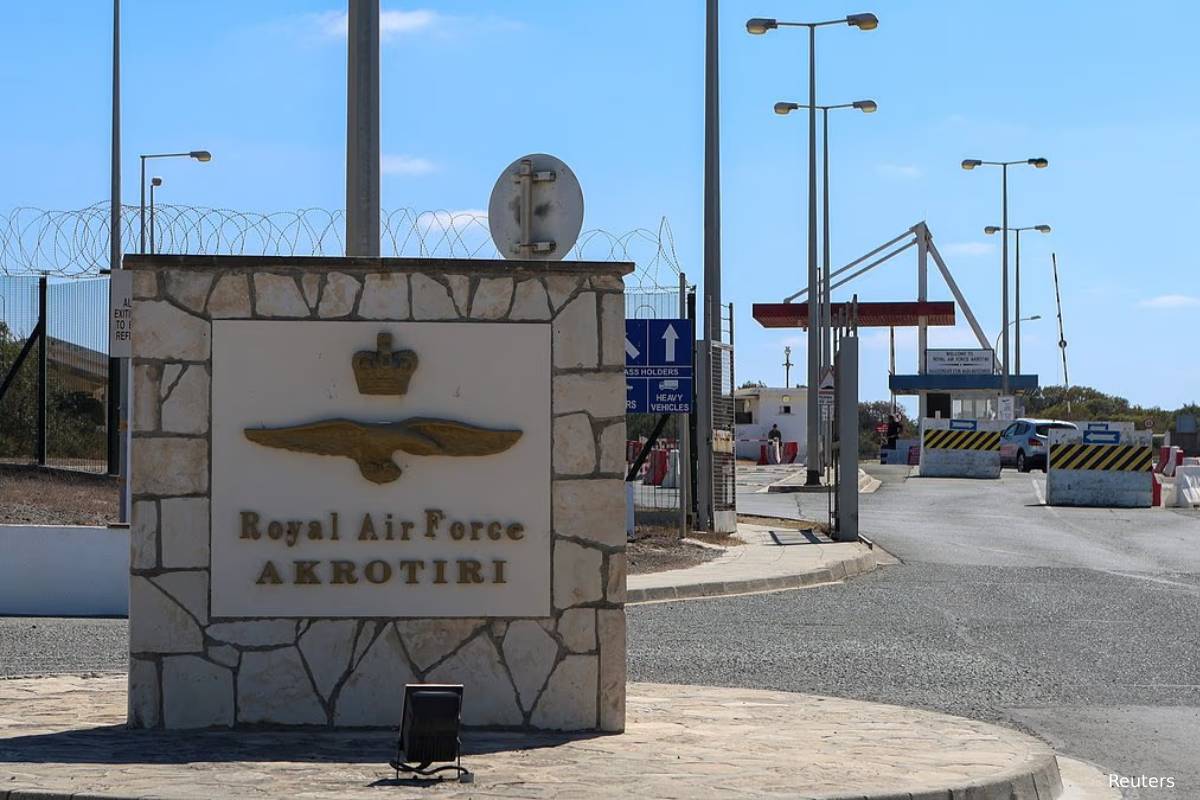 ஈரான் தாக்குதல்... அமெரிக்காவுடன் கைகோர்த்த பிரித்தானியாவுக்கு கிடைத்த அதிர்ச்சி | Iran Hit Cyprus Raf Base After Uk Joined Us Blitz ஈரான் தாக்குதல்... அமெரிக்காவுடன் கைகோர்த்த பிரித்தானியாவுக்கு கிடைத்த அதிர்ச்சி | Iran Hit Cyprus Raf Base After Uk Joined Us Blitz