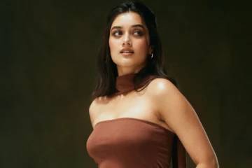 இளம் சென்சேஷன் நடிகை பாக்யஸ்ரீ போர்ஸே கிளாமர் போட்டோஷூட்