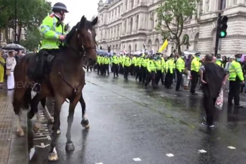 லண்டனில்   பொலிசார் பொதுமக்கள் மோதல்!