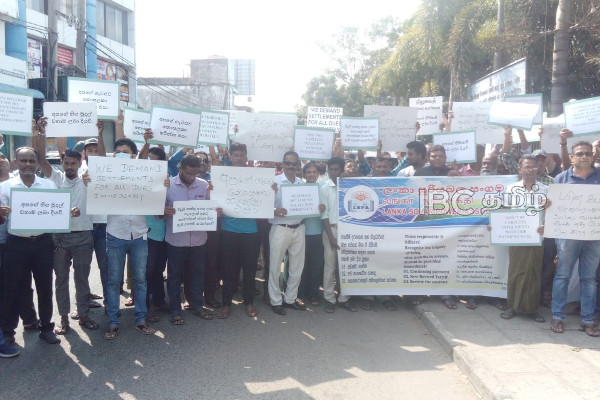 பல்வேறு கோரிக்கைகளை வலியுறுத்தி இலங்கை சூரிய சக்தி சங்கத்தினர் ஆர்பாட்டம் | Sri Lanka Electricity Board Protest Request