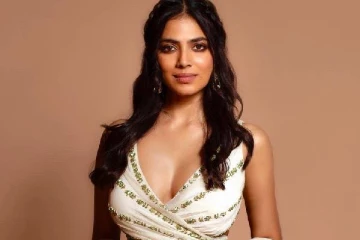 சேலையில் இப்படியும் கிளாமர் காட்டுவேன்.. வாய்ப்பிளக்க வைத்த விஜய் பட நடிகை..