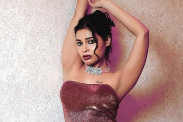 நடிகை தர்ஷா குப்தாவின் வேற லெவல் கிளாமர் ஸ்டில்கள்