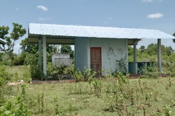 முல்லைத்தீவில் பல வருடங்களாக பயன்படுத்தாது கிடக்கும் பழம்பாசி சந்தை (Photos)