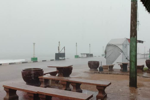 அம்பாறை மாவட்டத்தில் கடல் கொந்தளிப்பு; தொடர் அடைமழை | Sea Turbulence In Ampara District Heavy Rain அம்பாறை மாவட்டத்தில் கடல் கொந்தளிப்பு; தொடர் அடைமழை | Sea Turbulence In Ampara District Heavy Rain