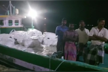 இலங்கைக்கு படகு மூலம் கடத்த முயற்சித்த பீடி இலைகள் பறிமுதல்(Photos)