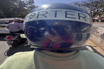 அலுவலகம் செல்ல டாக்ஸி கிடைக்கவில்லை - தன்னை தானே டெலிவரி செய்த நபர்