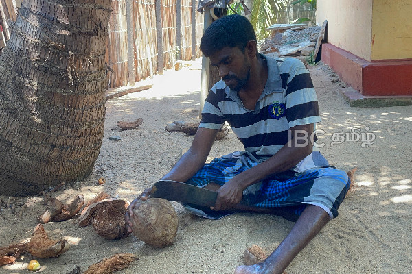 ஓர் பாதத்தை இழந்த நிலையில் தன் மகனின் பார்வைக்காக கையேந்தும் முன்னாள் போராளி | Ltte Former Maaveerar Tamils Mannar Ltte Leader