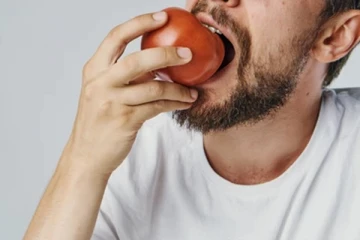 தக்காளி அதிகம் சாப்பிடுவதால் இந்த ஆபத்துக்கள் எல்லாம் ஏற்பட வாய்ப்பு உள்ளதாம்! உஷாரா இருங்க மக்களே