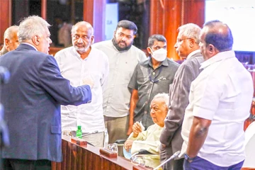 தமிழ் எம்.பிக்களுடனான பேச்சு : திடீரென நழுவினார் ரணில்!