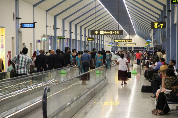 துப்பாக்கியால் 4மணி நேரம் தாமதமடைந்த விமானம் | Flight Delayed By Gun