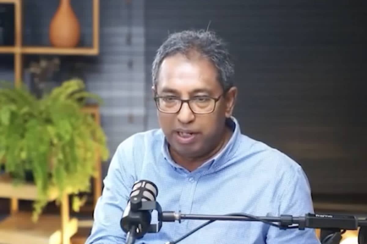 மனைவியுடன் சென்று கொண்டிருந்த போது தெய்வாதீனமாக உயிர் தப்பிய ஹர்ஷ டி சில்வா | Harsha De Silva Escaped From An Accident