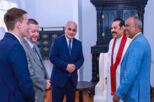 ரஷ்ய அதிகாரிகளை சந்தித்த மஹிந்த ராஜபக்ஷ! | Mahinda Rajapaksa Met Russian Officials