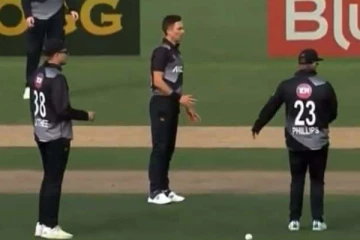 கேட்ச் பிடிக்காமல் நின்ற வீரர்கள்! பாகிஸ்தானை ஒப்பிட்டு கிண்டலடிக்கும் ரசிகர்கள்.. வைரலாகும் வீடியோ