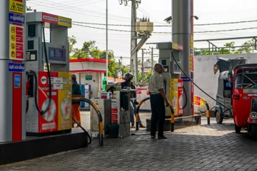 තෙල් ප්‍රශ්න මදිවට පිරවුම්හල්වලත් ප්‍රශ්නයක් - දේශීය බෙදාහරින්නන්ගේ පිරවුම්හල් විදේශීය සමාගම්වලට දීමට යන බවට සැකයක්