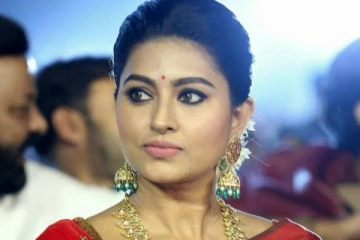 புன்னகை அரசி நடிகை சினேகாவா இது..! சிறு வயதில் எப்படி இறுகிறார் பாருங்க