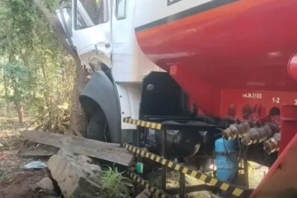 திருகோணமலைக்கு பயணித்த பெற்றோல் பவுசர் விபத்து | Petrol Bowser Accident In Trincomalee