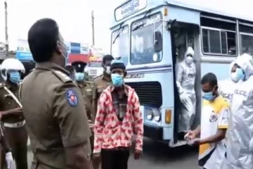 முகக்கவசம் அணியாதவர்களை தூக்கி சென்ற பொலிஸார்