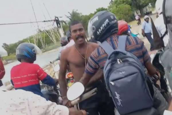 படகுப்பாதையில் பயணித்த அரச ஊழியர்கள் மீது நிறை போதையில் தாக்குதல் - யாழில் சம்பவம்(படங்கள்) | Barrage Between Karainagar Urgavatthurai