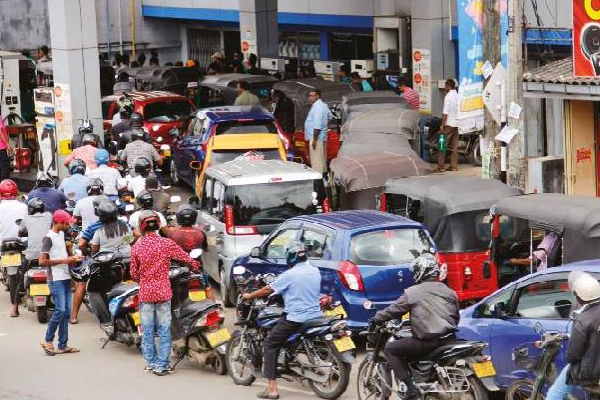 எரிபொருளுக்காக வரிசையில் நின்றிருந்தவர்களின் இழிவான செயல்! | Those Standing In Line For Fuel Are Misbehaving