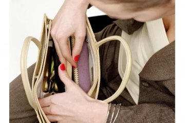 කතුන් රවටා පසුම්බියට විදින අනංගයා..