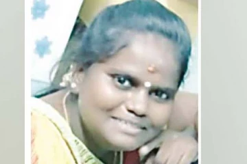 ஓடும் ரயிலில் இளம்பெண் கண்ட காட்சி: மறுநிமிடமே உயிரிழந்த சோகம்