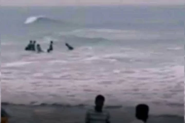 දිය වැලකට හසුවී අනූ නවයෙන් විදේශිකයෙකුගේ ජීවිතය බේරෙයි