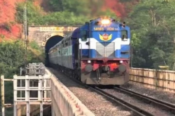 ரயில் பாத்ரூமில் ரகசிய வேலை - கதவை தட்டி காத்திருந்து அதிர்ந்த TTE