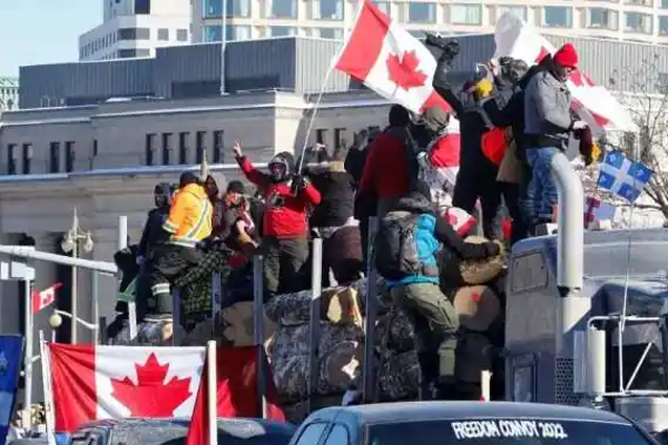 குடும்பத்துடன் தலைமறைவான கனடா பிரதமர் - தடுப்பூசிக்கு எதிராக மக்கள் போராட்டம் | Justin Trudeau And His Family Hide From Canada