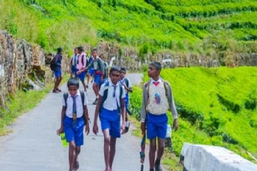அதிபரை நீங்குங்கள்; போராட்டத்தில் குதித்த பெற்றோர்கள்!