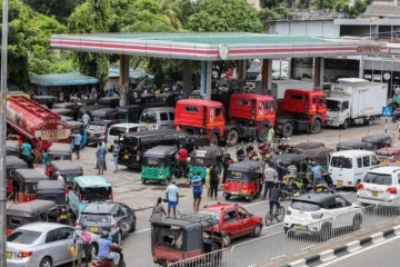 පෞද්ගලික ඉන්ධන පිරවුම්හල් 500ක් වසා දැමීමේ සූදානමක - ඩීසල් අර්බුදය උග්‍ර අතට