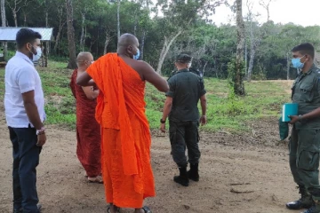 குருந்தூர் மலையினை பார்வையிட படை அதிகாரிகளுடன் சென்ற தேரர்கள்