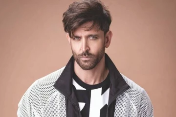 மேடையிலேயே திடீரென ரசிகரின் காலில் விழுந்த நடிகர் ரித்திக் ரோஷன்- வைரலான வீடியோ