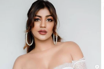 அட்டை விளம்பரத்திற்காக இப்படியா? நீச்சல் குள போஸ்டரில் நடிகை யாஷிகா..