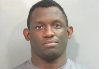 முதுகில் மசாஜ் செய்து கொண்ட இளம்பெண்! அதிக நேரம் ஆனதால் திரும்பி பார்த்த போது காத்திருந்த அதிர்ச்சி... கைதான இளைஞன்