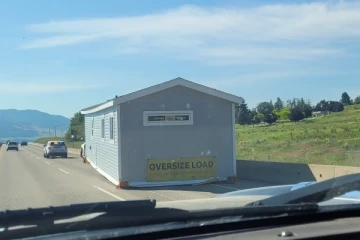 கனடாவில் வீதியில் விழுந்து கிடந்த வீடு